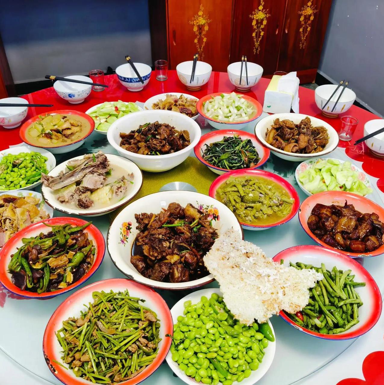 我请我大哥和小妹一家人去饭店吃饭，大哥一家三代同堂都到了，我小妹因为做点小生意，