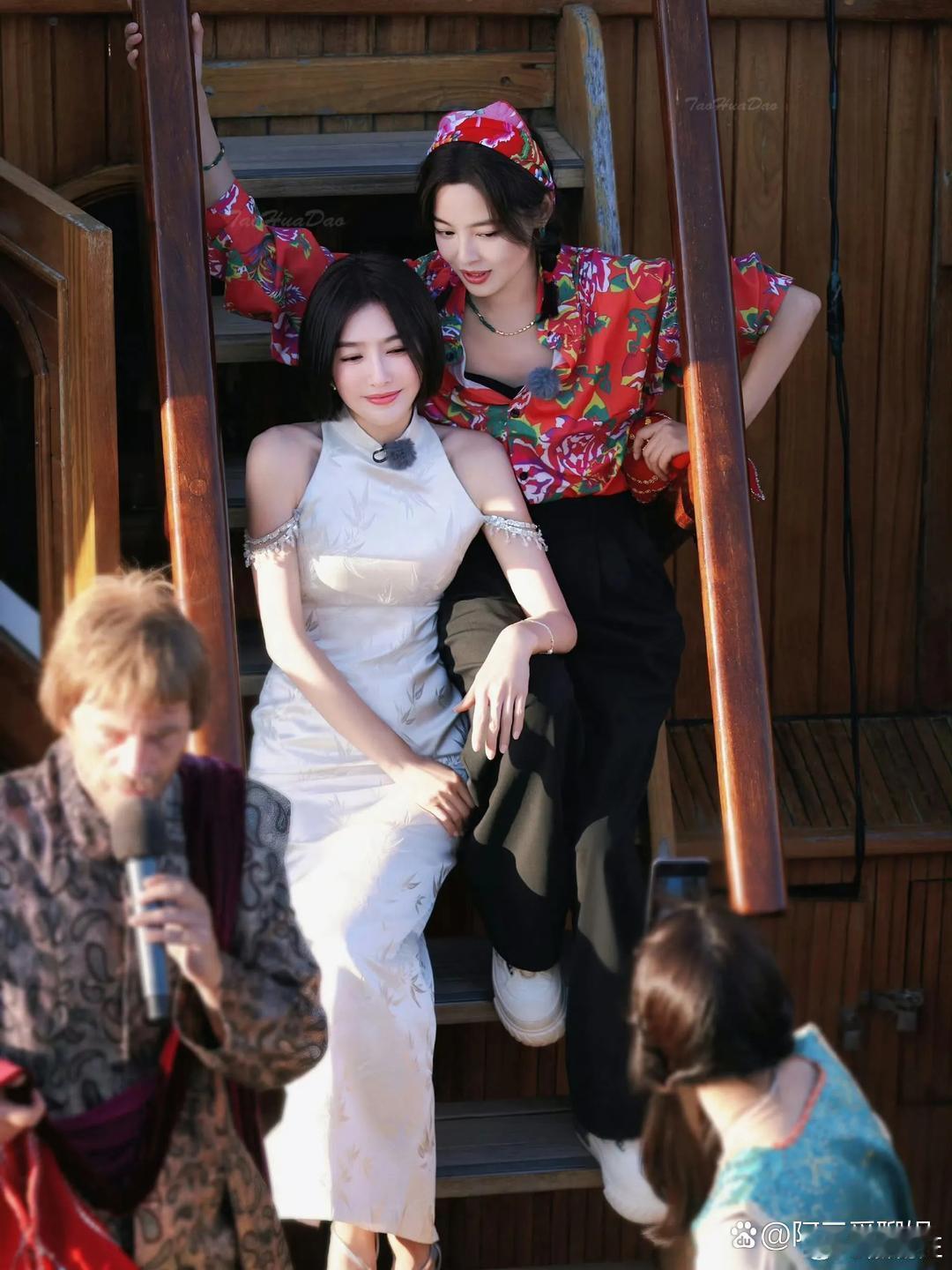 花儿与少年秦岚和辛芷蕾这张合照直接封神！！！绝美啊！