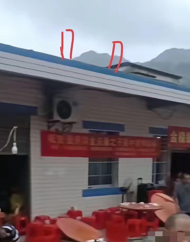 要不是有眼尖的网友发现，我都不敢相信，你看这个房子，砌的这个女儿墙竟然没有钢