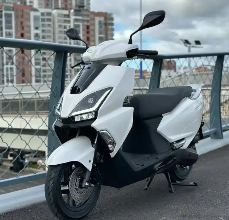 踏板与跨骑摩托车，两种摩托驾驶体验天差地别，选对不踩坑踏板是“懒人福音”，跨