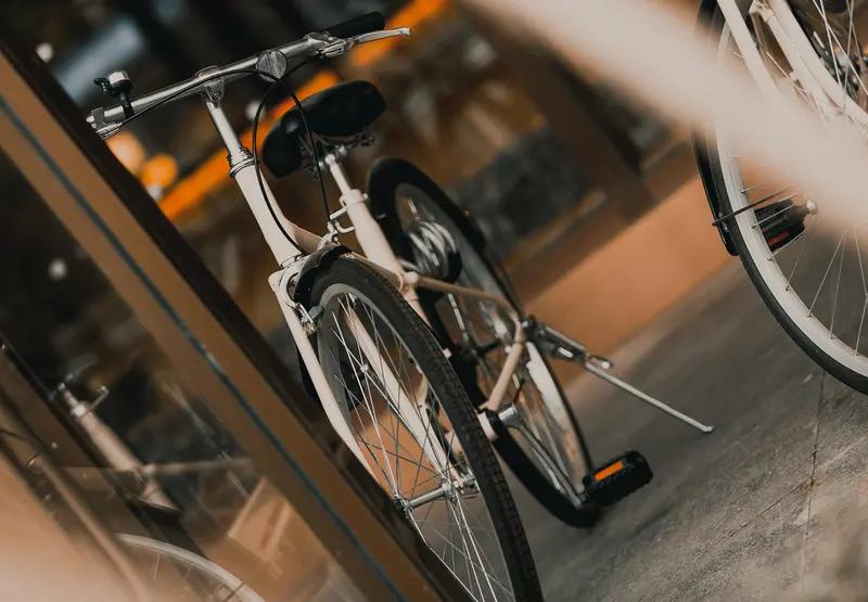 可怜的自行车有个朋友有两部自行车，可能是放在门厅，保安搬的烦了，于是大概率是保