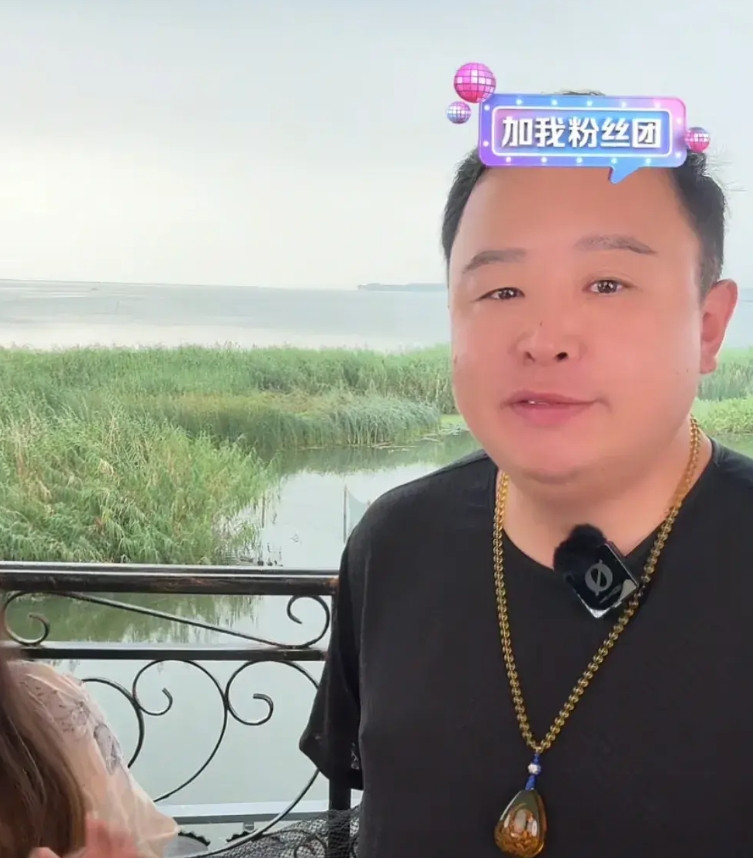 郭德纲不允许徒弟带货，阎鹤祥怎么在直播间卖大闸蟹呢，可能有两个原因。一是阎鹤祥