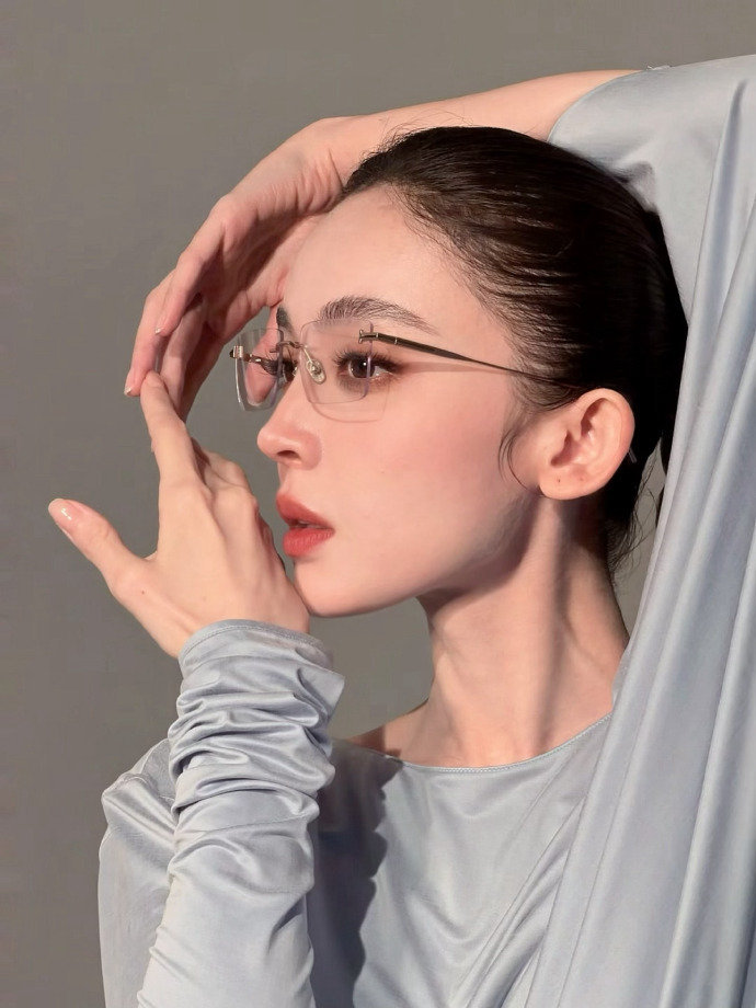 1.孙俪其实早清楚自己拿不到奖，不过她和白玉兰奖主办方关系一直挺铁的。2.于正还