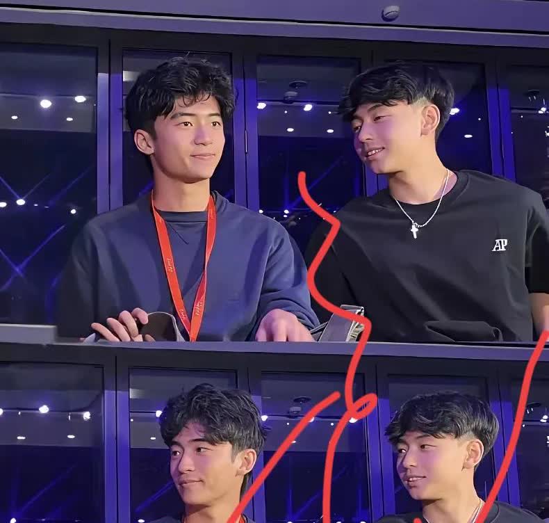 张柏芝也没有想到，​老大五官像老爸老二多一点像妈妈​俩儿子一点不开心，老