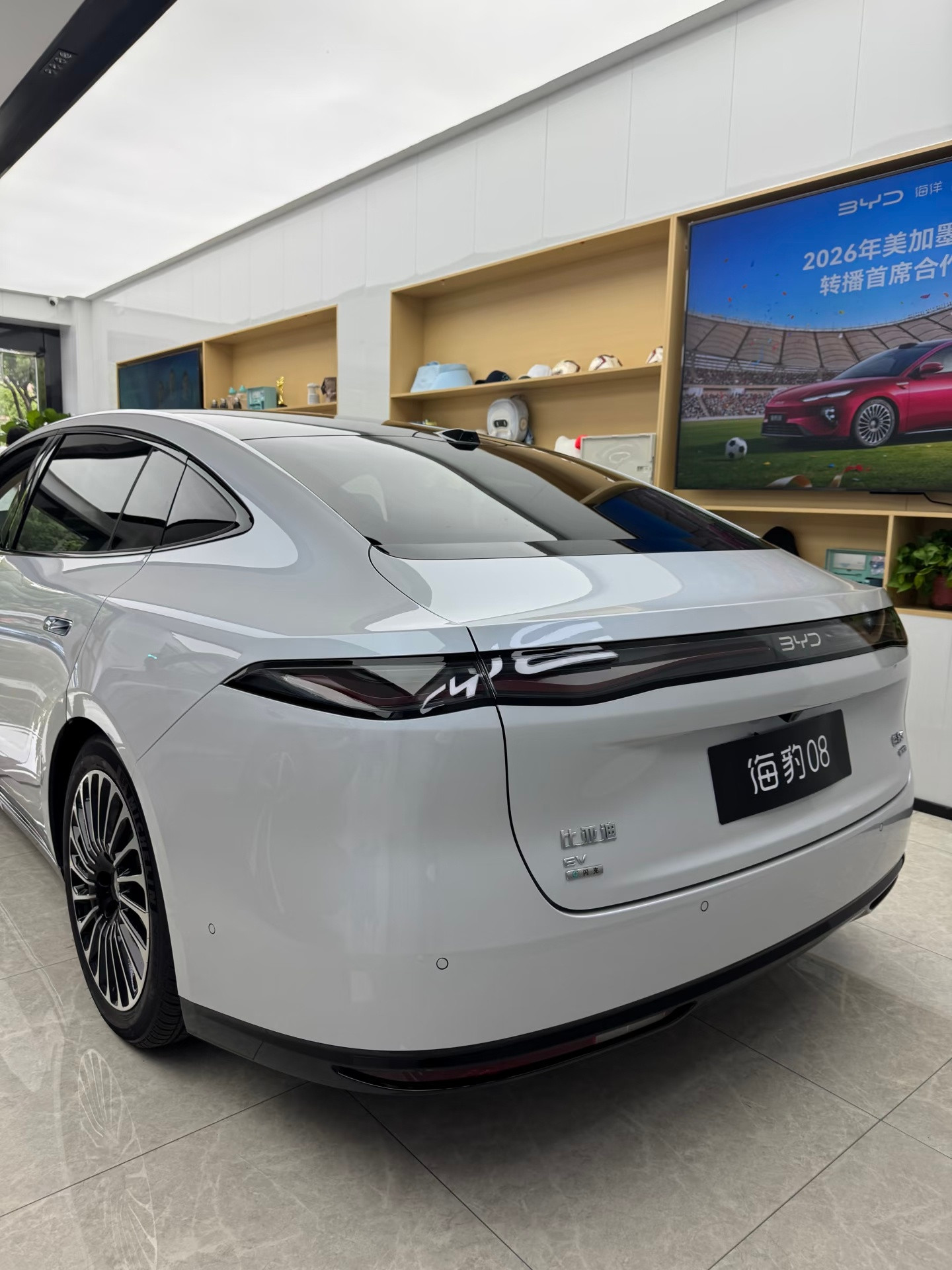 海豹08这款比亚迪车型定价处于20万级区间，配置水准突出，搭载后轮转向、云辇系统
