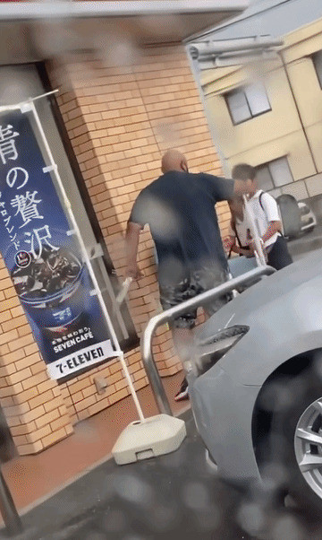 美军送伞背后故事曝光日本网上最近疯传一段视频，说美国大兵