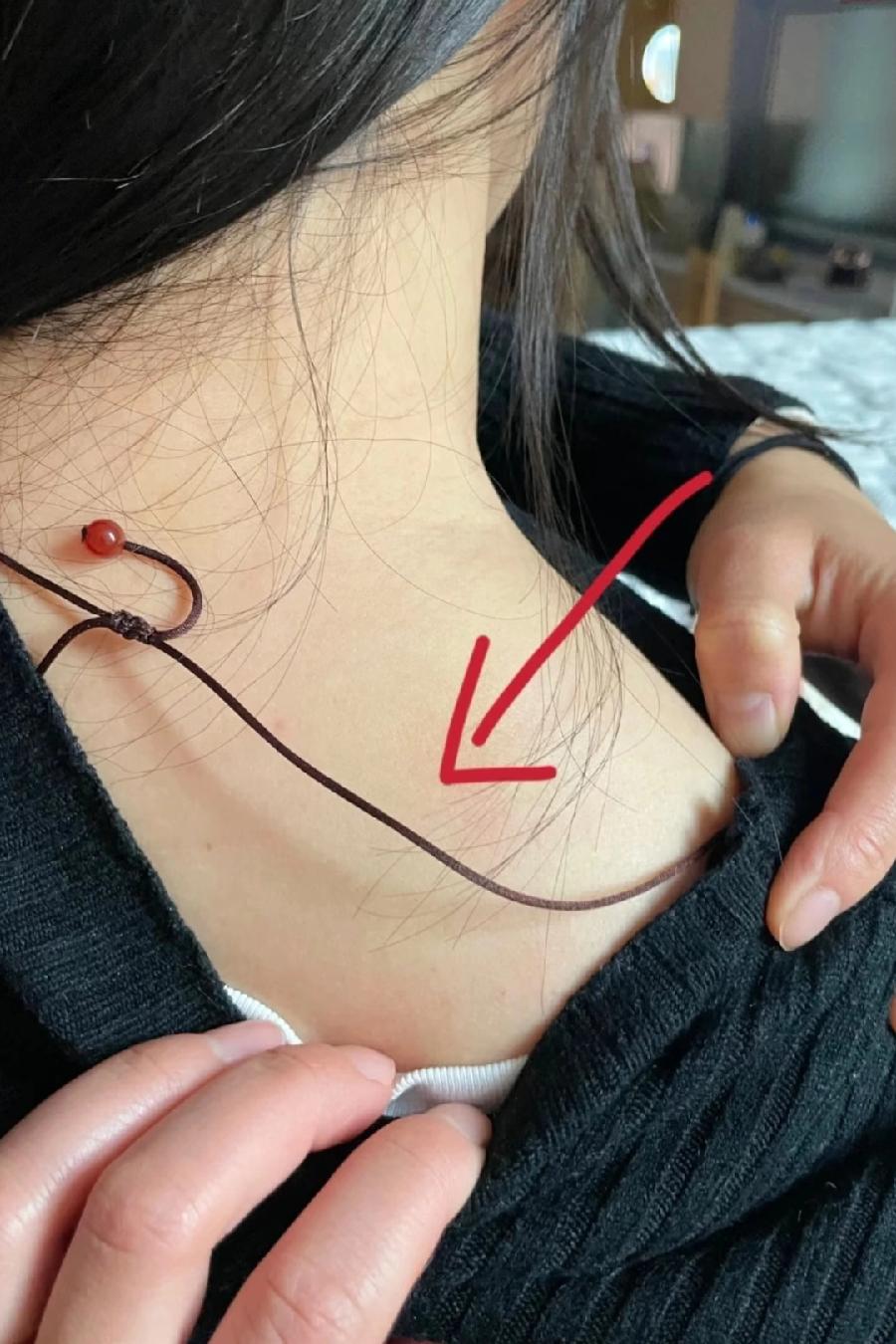 我肩膀的这个位置疼了有半年了,一开始我以为是累着了,按摩,贴膏药,针灸,推拿都做