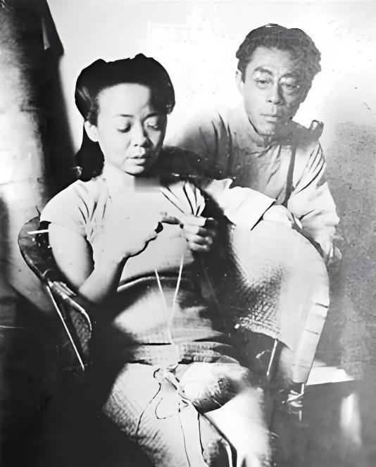 1922年，闻一多顶不住爹娘的轮番施压，无奈迎娶了从未谋面的远房表妹高孝贞，洞房