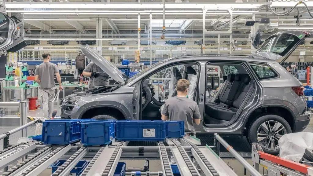 斯洛伐克这个中欧小国，人口才540多万，去年一年却造出接近110万辆汽车，全球人