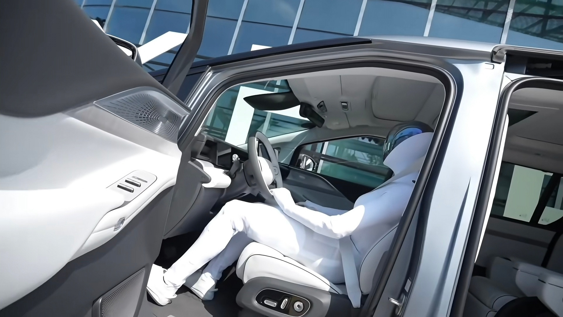 何小鹏透露l3级人形机器人明年量产人形机器人上驾驶位开车，或许是最糟糕的自动驾驶