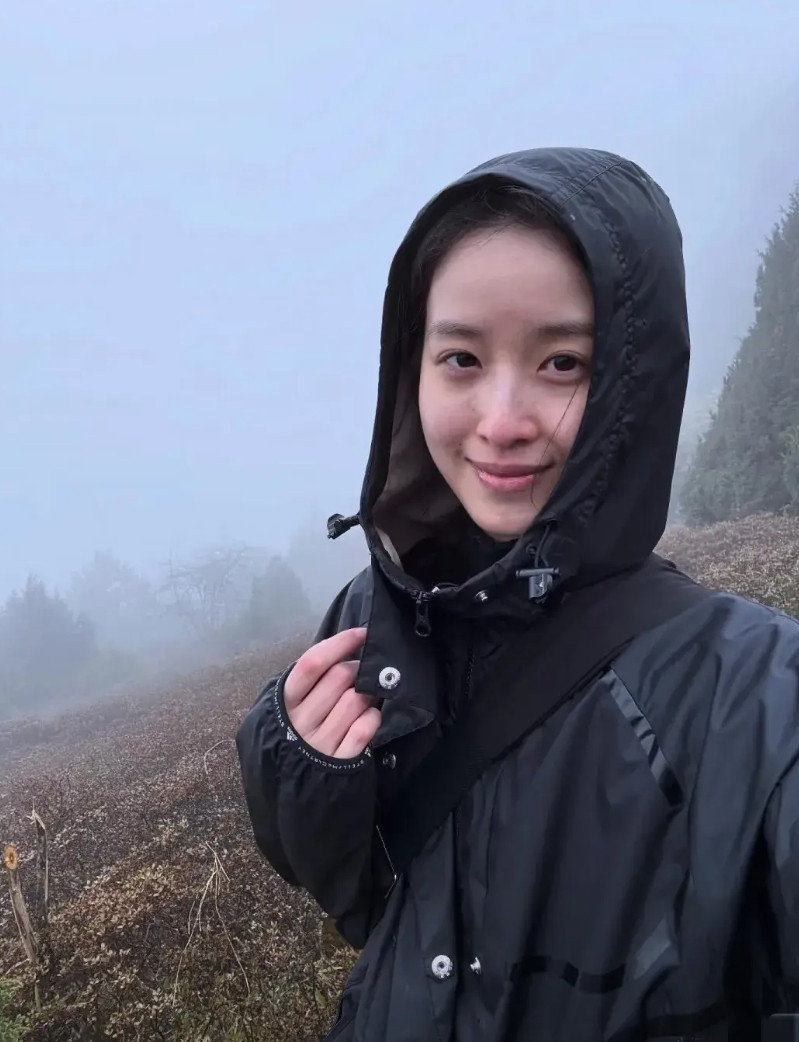 明星们为啥都爱去不丹徒步啊？不丹那么穷的国家，景色也一般啊[笑着哭]背后的景色风景