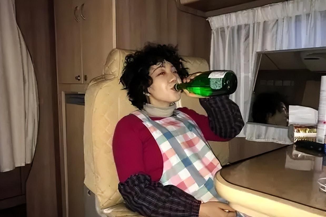 53岁大姐晚饭后不幸离世？医生怒斥：这4个习惯要改掉,无知真害人晚饭在很多中