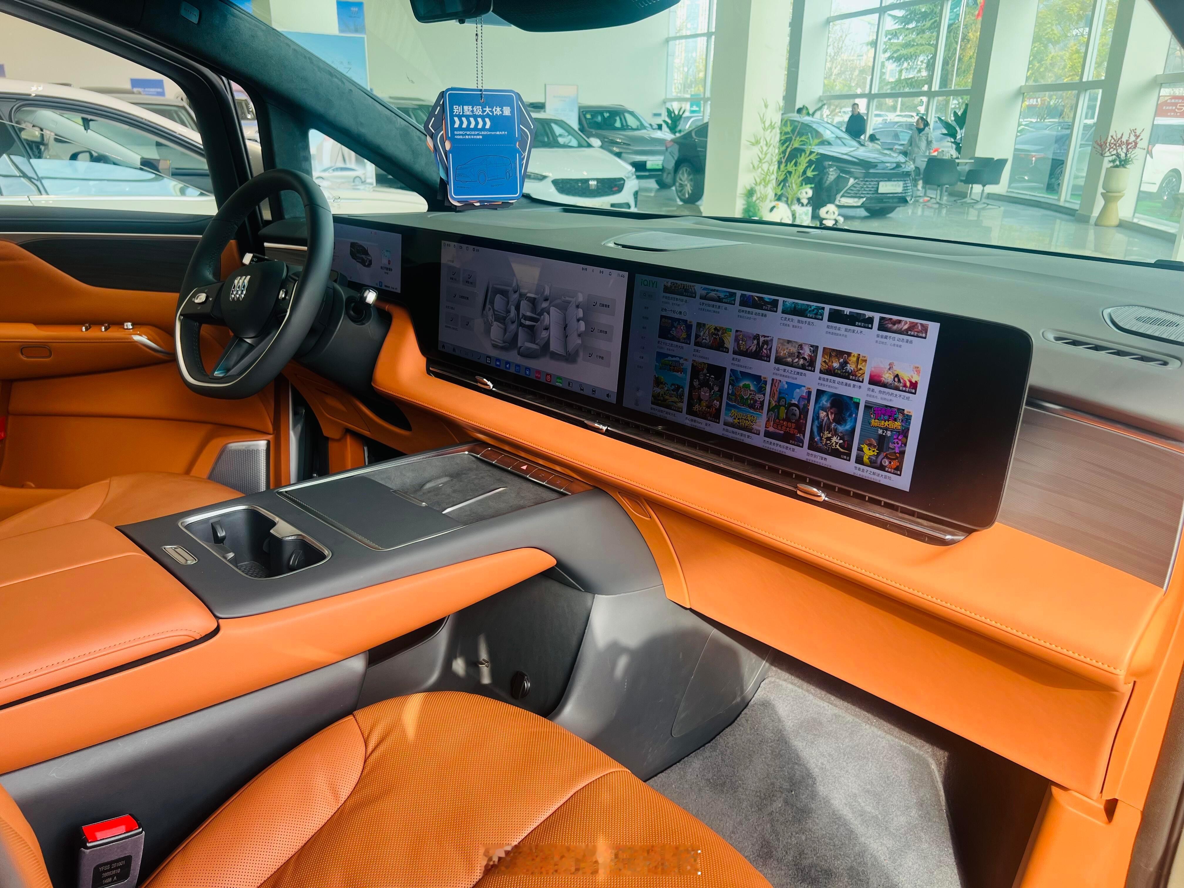 坐进去第一感觉就是真安静，隔音做得太好了，内饰的用料和手感也很高级，豪华氛围营造