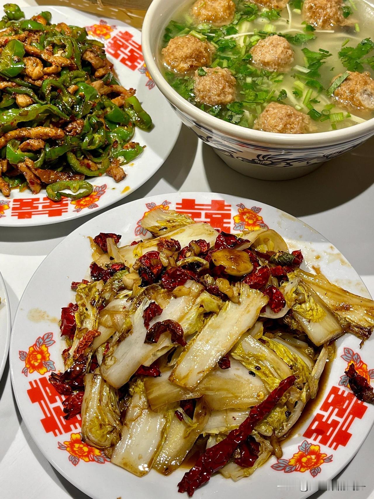 陕菜的锅气全在这盘里！嫩肉片裹满孜然，配着青椒，再来个热蒸馍夹着太幸福了！线