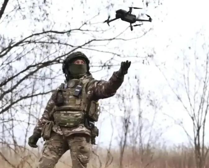 俄军下士叛逃投奔乌军之后还不消停，拿乌军士兵的手机频繁联系俄罗斯老家熟人，吐槽日
