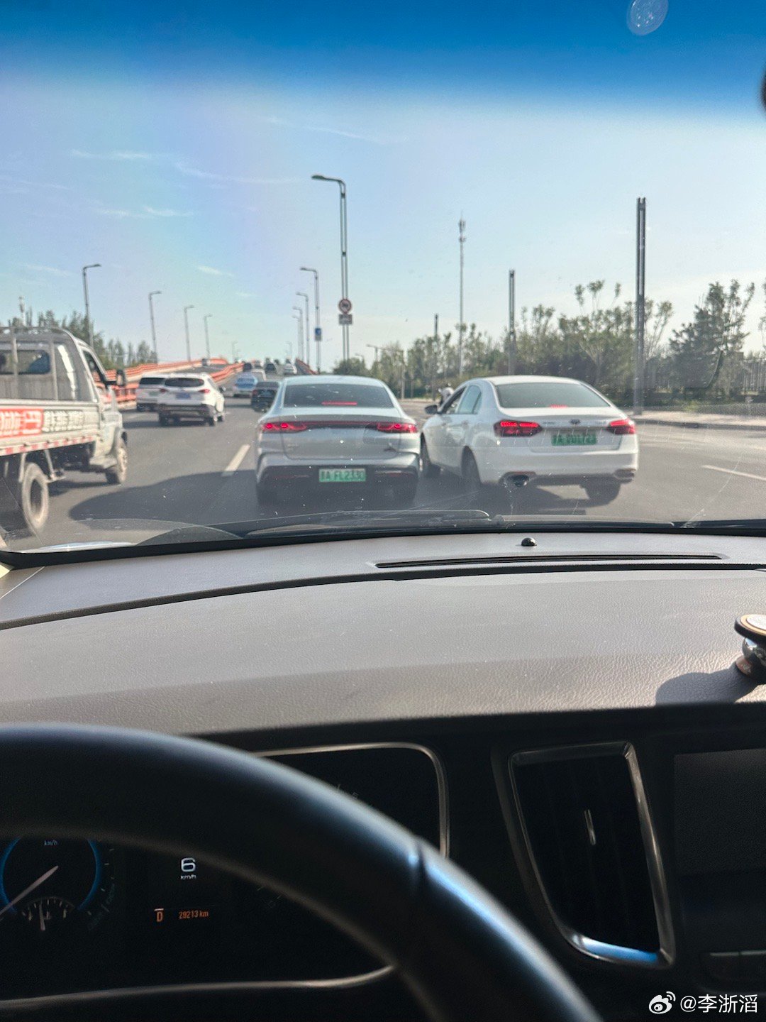 这俩大哥不知道是吵架还是唠嗑反正是不管后面的车正好是个路口后面的车堵一大堆