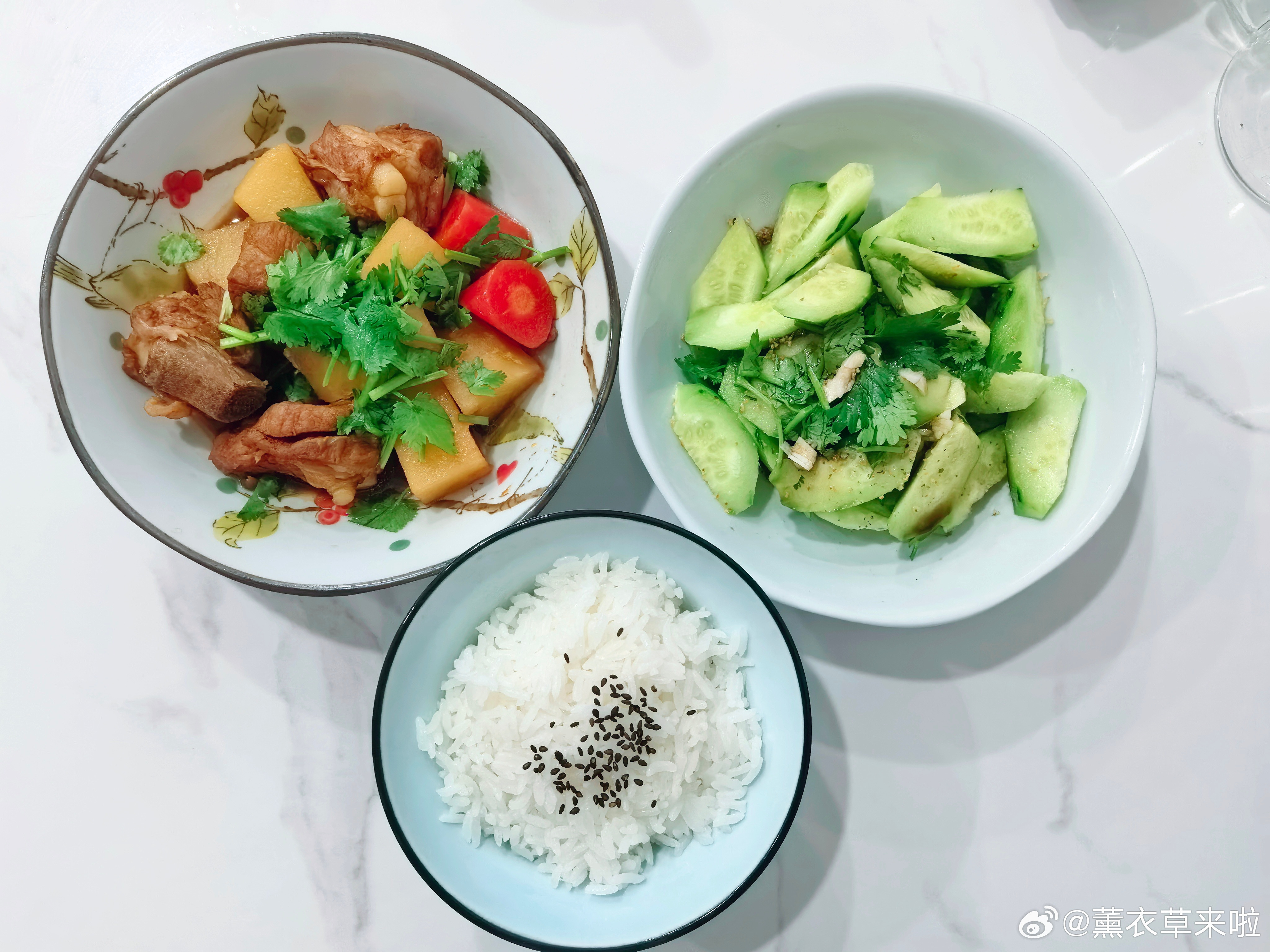 今日午餐今天的午餐是排骨炖土豆，凉拌黄瓜🥒。一碗米饭🍚两盘菜吃光光😋。烧