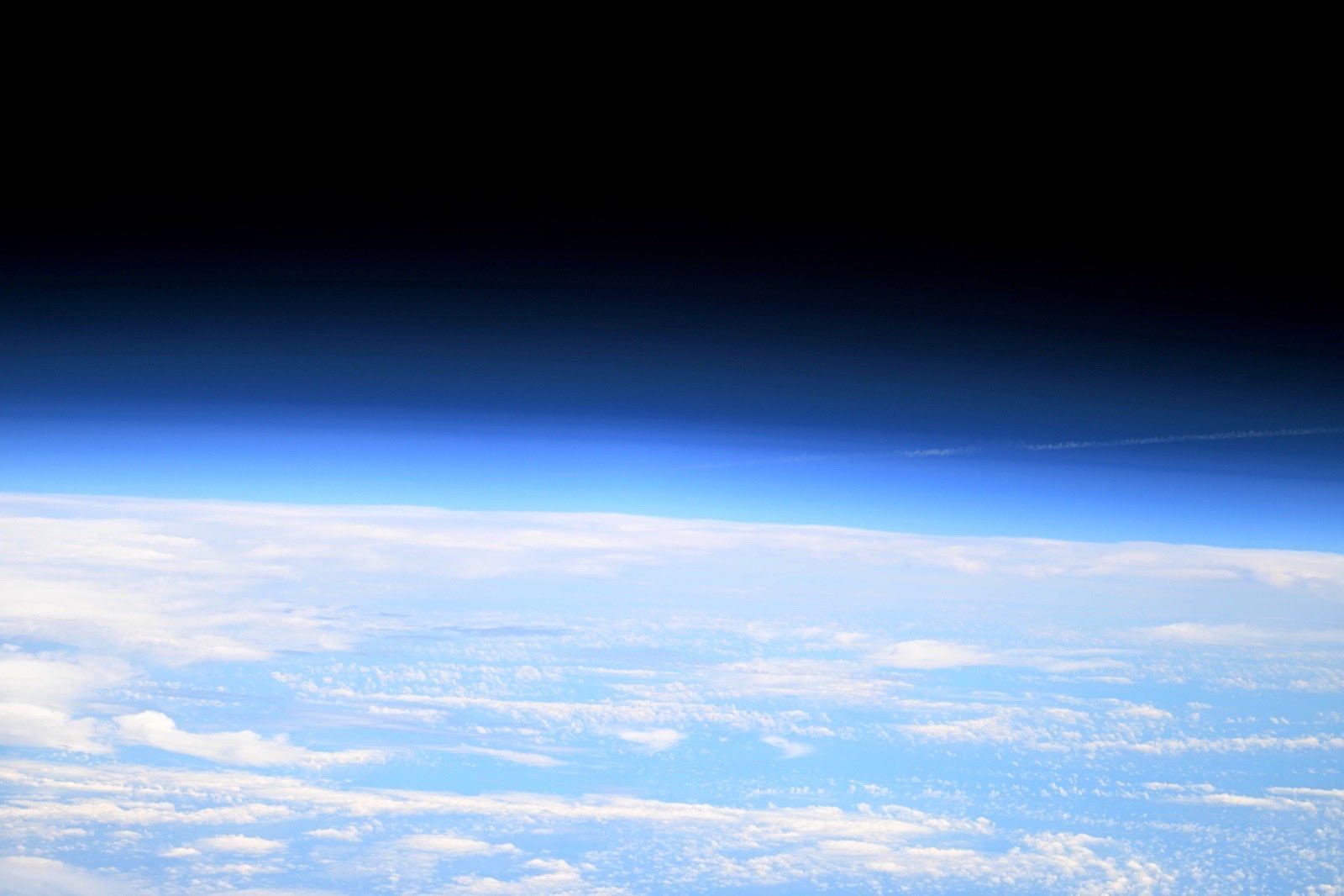 美载人绕月飞船返回地球¹国际空间站的美国宇航员看见了飞船重返地球的痕迹。²他