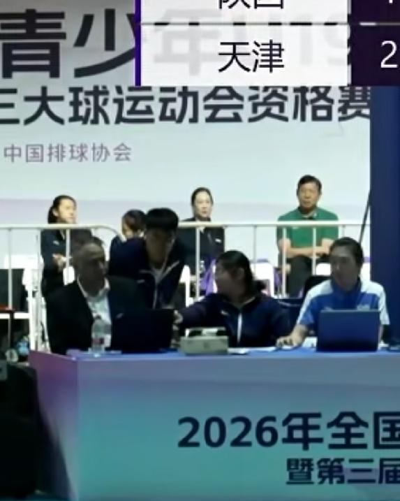 天津女排王宝泉教练亮相江苏三大球女排的比赛现场！今天下午13点天津青年女排3-1