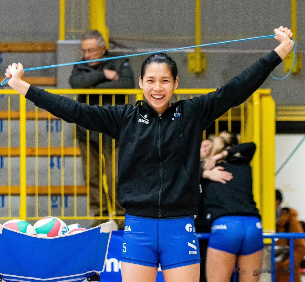 庄宇珊脸上又挂上笑容[呲牙笑]瞧，庄宇珊一边训练，一边微笑，尽管球队保级压力很大