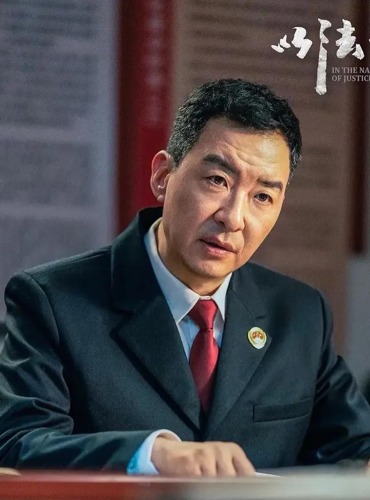 《以法之名》惊天反转：谢鸿飞自曝身份坑队友，黑势力首张骨牌将倒？