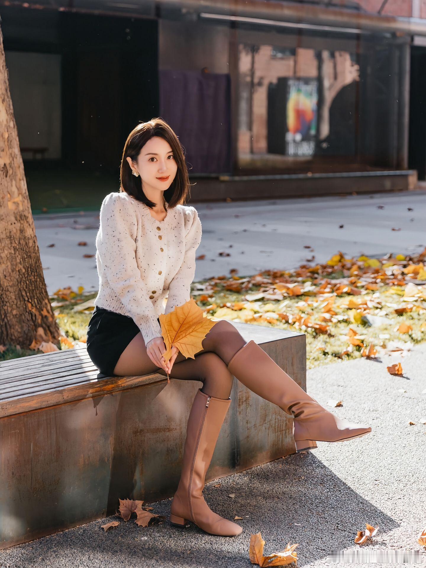 今天穿什么白色毛衣，黑丝打底，棕色长靴，配金色秋季美女精彩人像