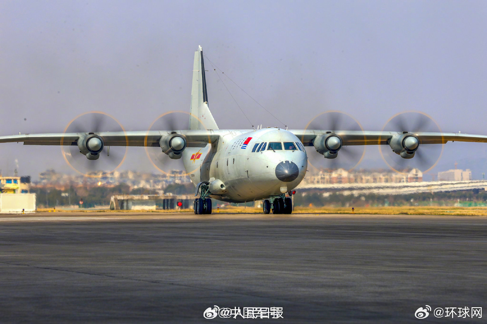 【#反潜机翱翔天际霸气十足#】#海军航空兵反潜训练大片#近日，东部战区海军航空兵