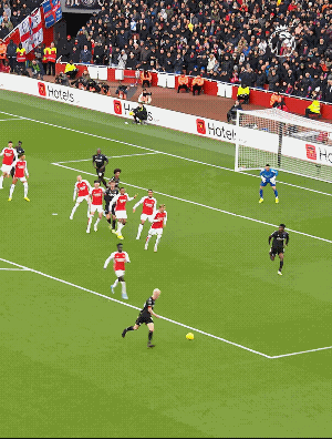 这才叫打反击，干净利落还丝滑。两三下，球就打进了。阿森纳打进的这一球，守门员的