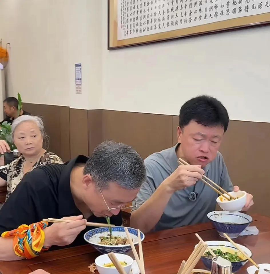 “我来买单，哪个抢单就不准吃饭！”重庆市荣昌区委书记高洪波一声“令”下，