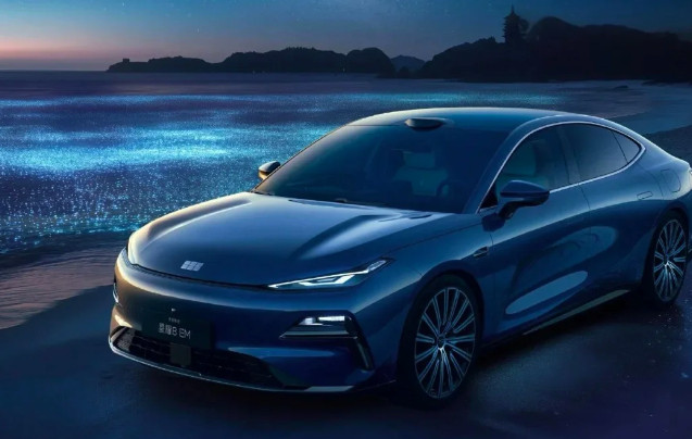 吉利出牌了！淦家阅宣布800V平台下放银河品牌，全系电混续航超200公里。上半年