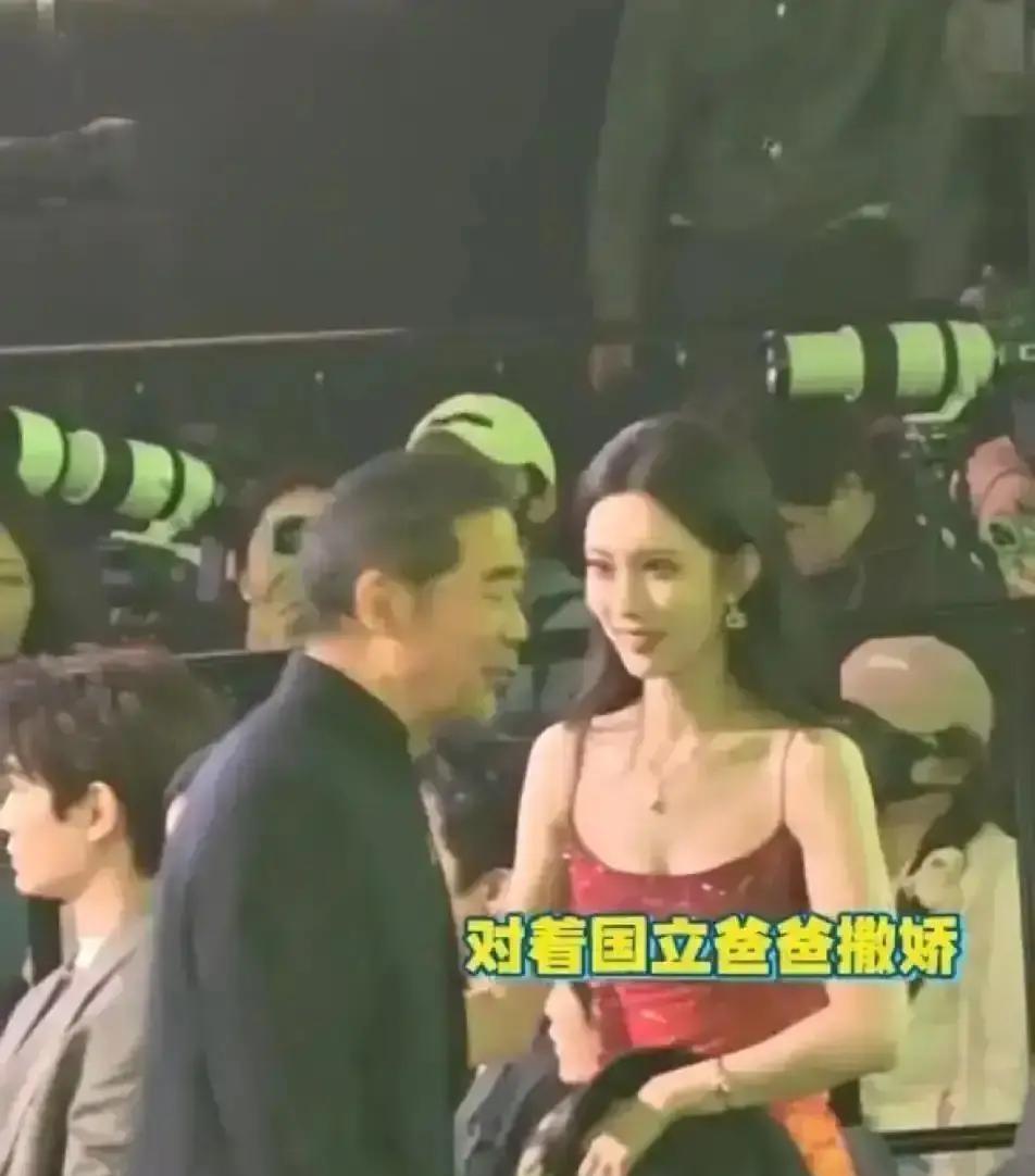 后台闪光灯乱闪，人挤人。孟子义一把推开C位，自己缩到角落——张国立愣了半秒。