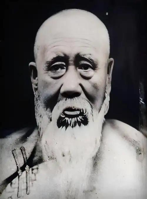 甲午一战，翁同龢是极力主战的，恨不得北洋水师直接打到日本土，可依然是这位翁师傅，