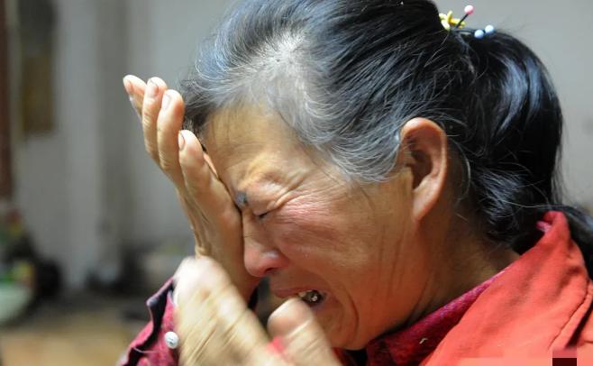 “偏心没有好下场！”上海，一老太家老宅拆迁，获得了700多万元的补偿款，她给大儿