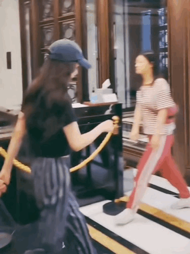 杨幂负重前行，都能健步如飞。厉害👍🏻