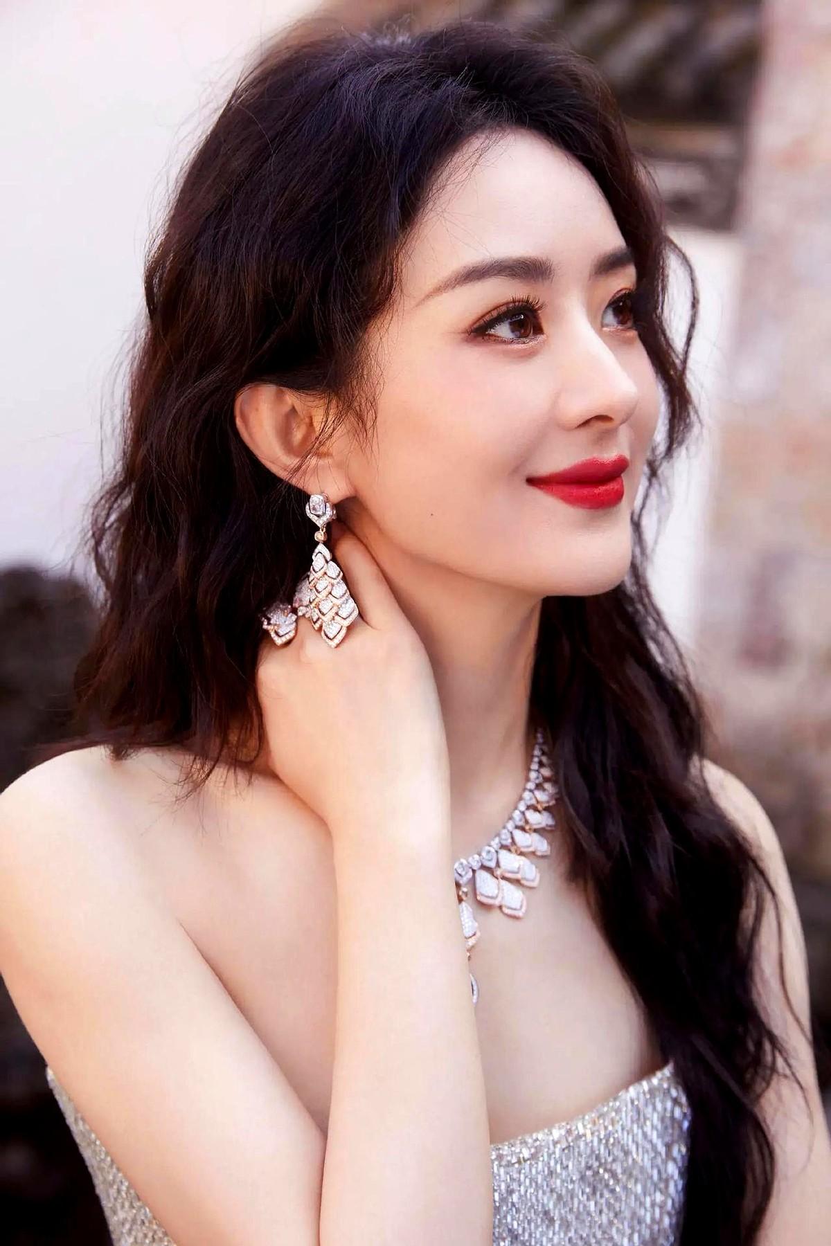 太刚了！赵丽颖当年为了演花千骨，直接甩了经纪人单枪匹马找编剧！现在网上还在聊