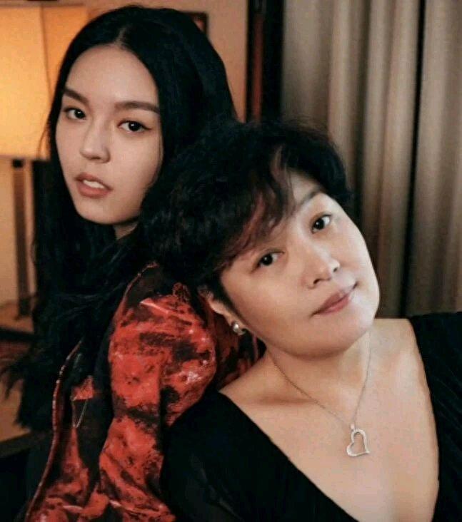 李咏走了7年，谁能料到他23岁的女儿走上了一条异样的路。李咏曾是央视一颗耀眼的星