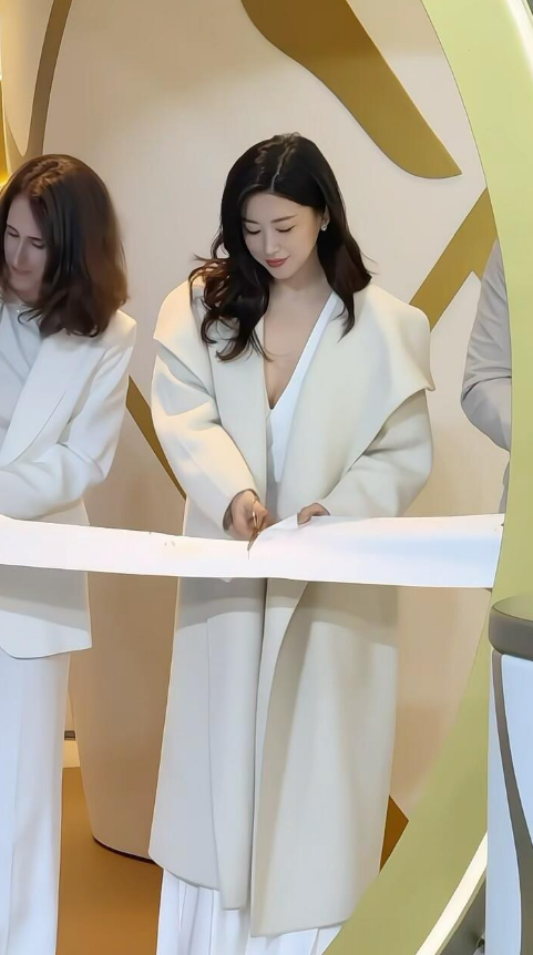 朱珠一身白好魅力啊，太好看了