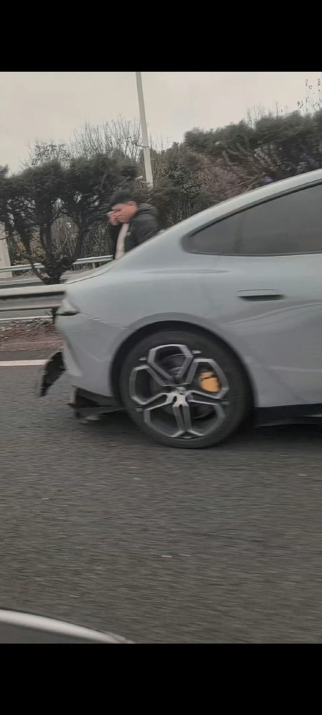 小米su7后车追尾关于小米SU7被大众汽车追尾，大众车起火而小米SU7