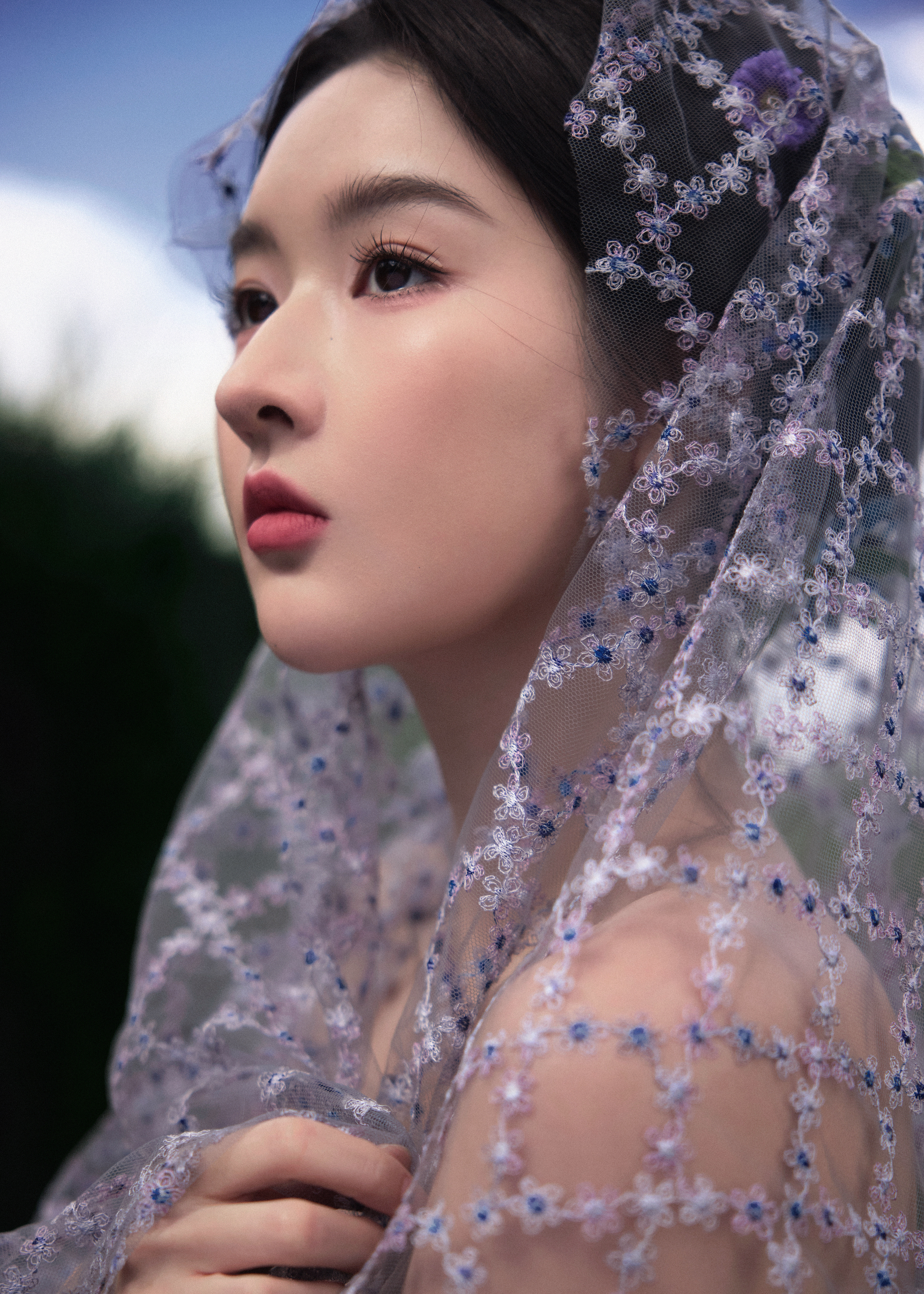 紫雾织就裙裾，花簇别在发梢，王玉雯从绿野的幽梦走出，将一捧柔紫酿成仲夏最清浅的诗