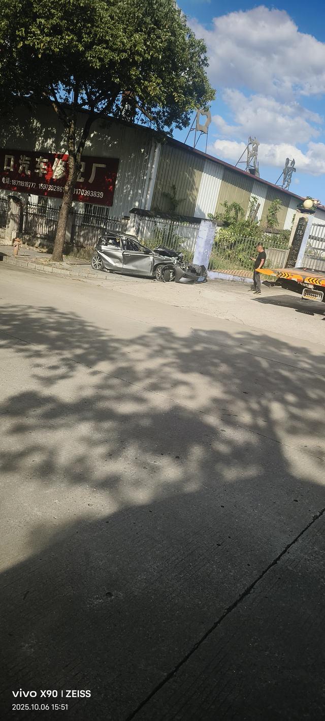 换个车没命了真的是烧了高香了。被半挂追尾，平安无事