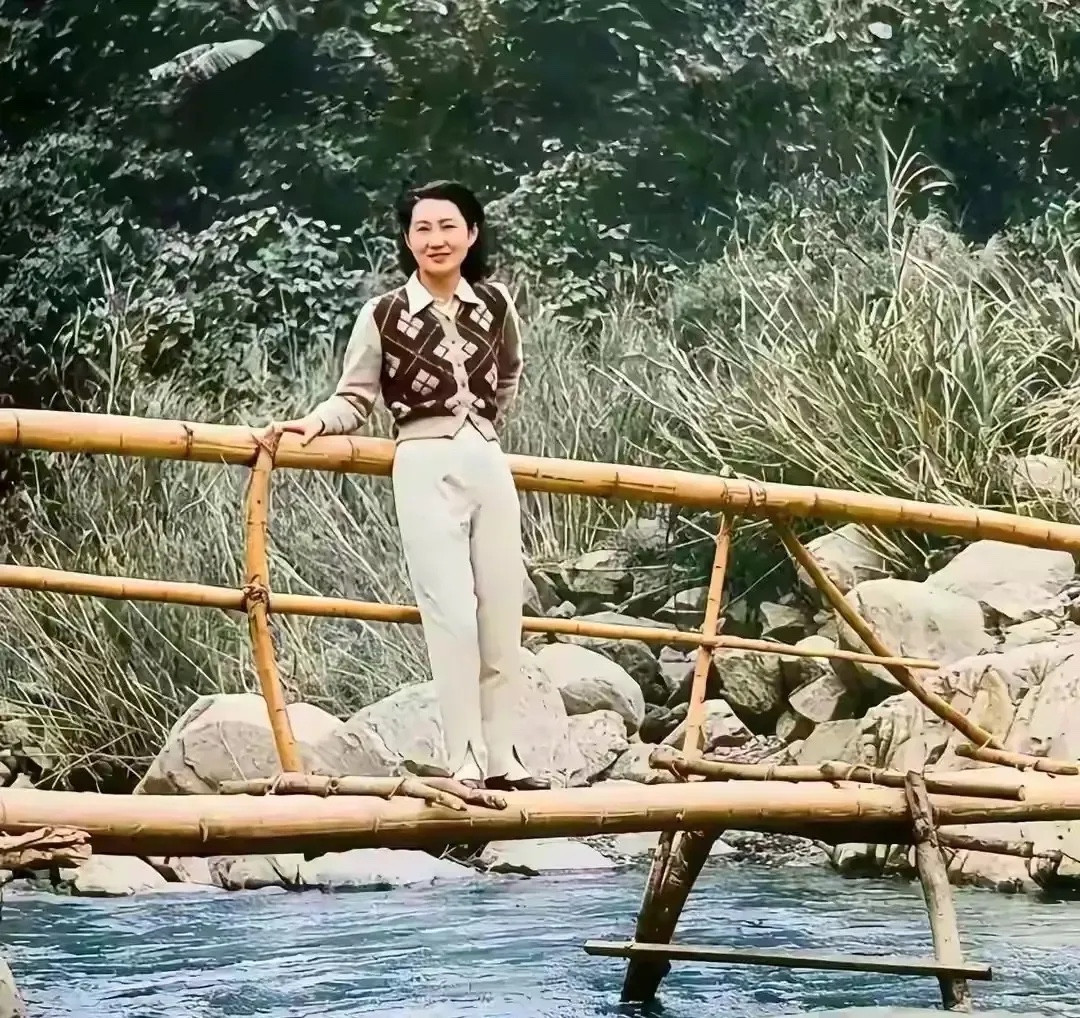 50年代，赵四小姐在新竹井上温泉软禁时期的一张留影，站在一简陋的竹桥上，笑容温和。她原名赵一荻，曾是