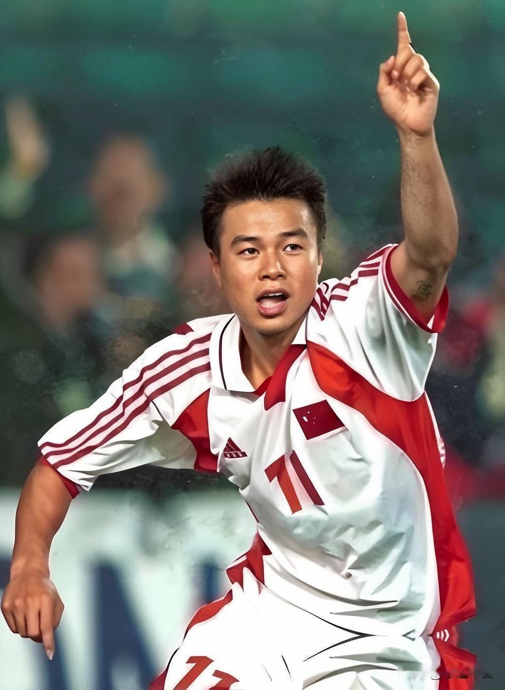 在中国足坛，有一个词越来越少见了——一人一城。于根伟做到了。从1993年进入天津