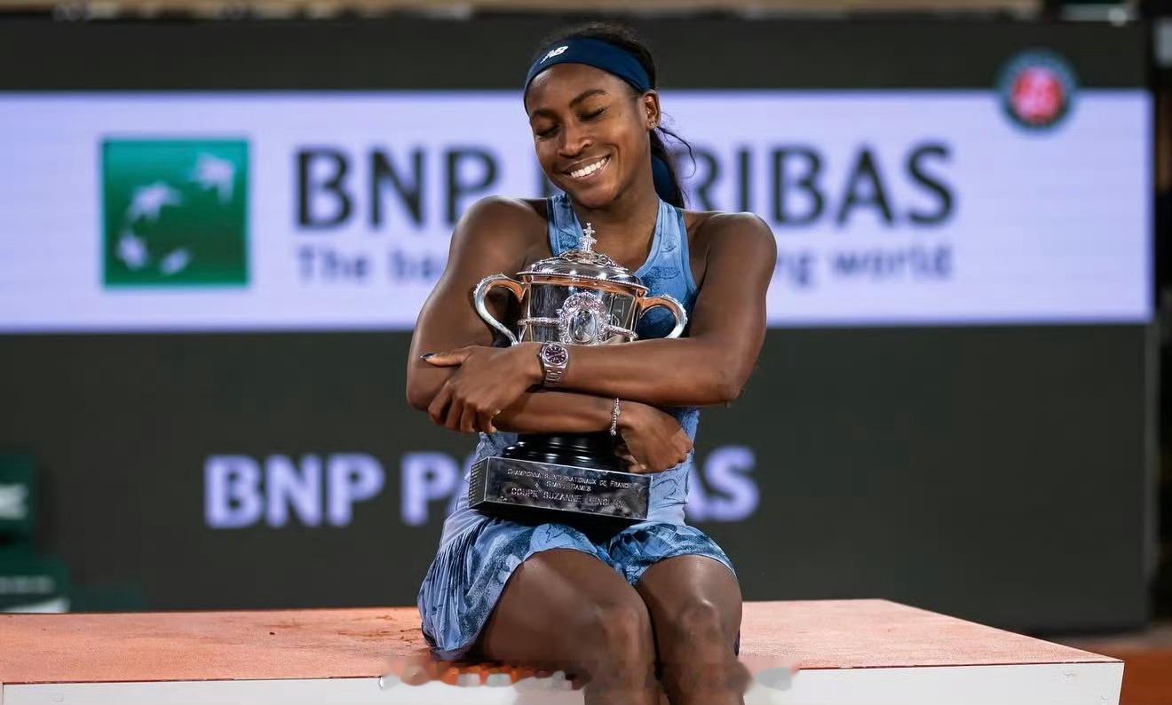 【高芙蝉联女运动员排名第一】高芙最赚钱的代言合同是与新百伦签订的。这家总部位于波