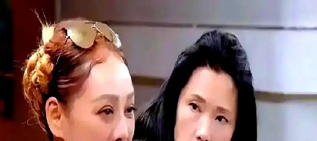 分居10年不离婚，梁朝伟图啥？刘嘉玲在节目里一句话炸场：梁朝伟在家可以三天