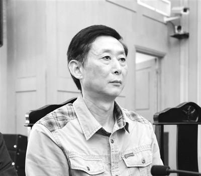 法医鉴定是双手扼压窒息，他招供的口供却是“用绳子捆、捂嘴”。这明显是刑讯逼供下背