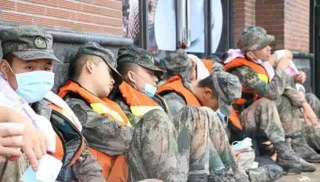 “中国解放军真的太傻了，救灾竟然不带枪，太好笑了。”看到中国军人躺在灾区地上睡觉