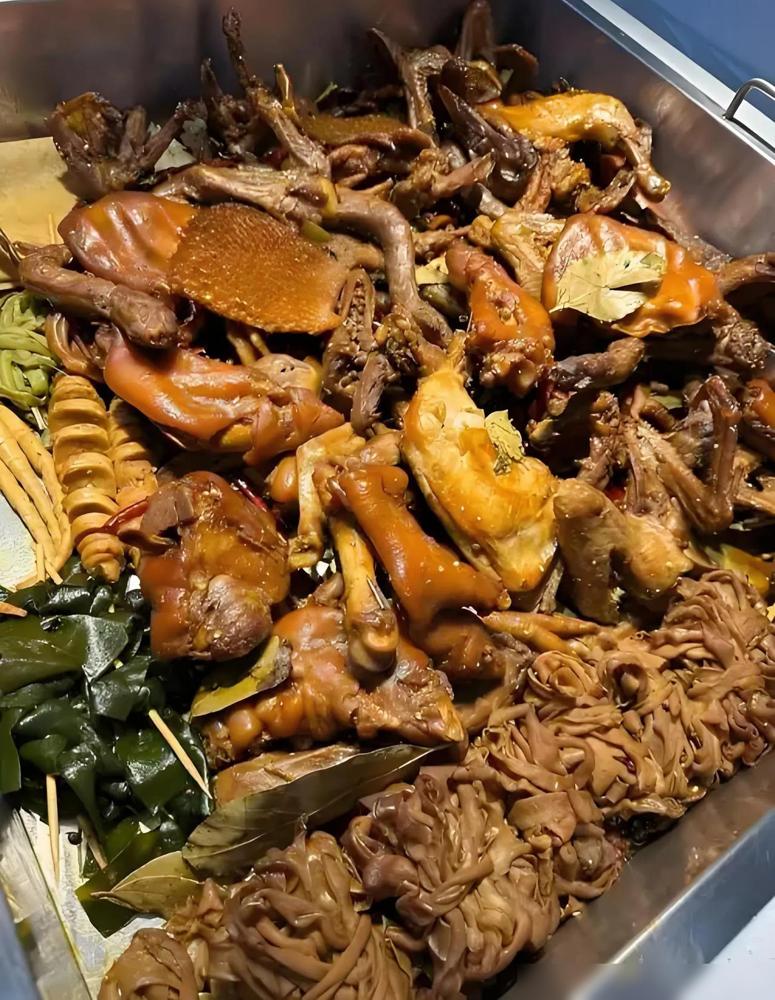 现在的卤菜是吃不起了！昨天下班犯懒不想开火做饭，想着随便买点卤菜配冰啤酒对付