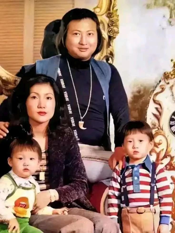 70年代末，年轻时期的洪金宝一张家庭合影，他的妻子是韩国人，名叫曹恩玉，是洪金