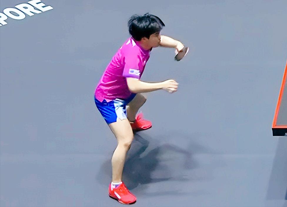 突发！松岛辉空和张禹珍的1/8穿错球裤了！他这件粉红上衣，应该是同花色的短裤