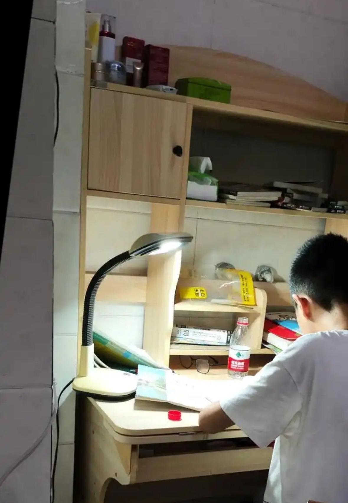 周末，我给孩子辅导数学作业，孩子进步非常大。我说进步大，不是指的数学成绩，而是心